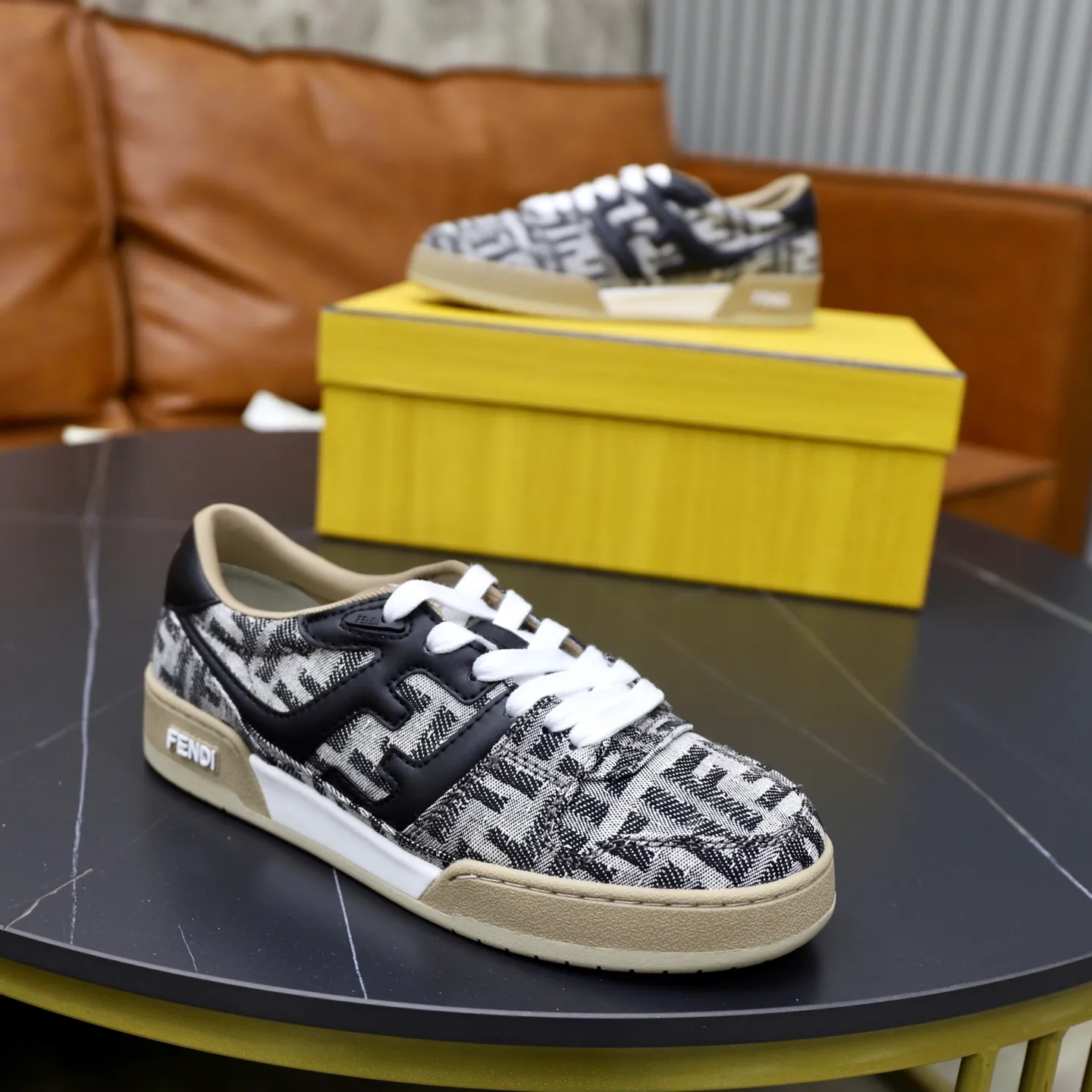 Ex-factory price: 640🔥Couple model (top original order) Brand: FENDI Size: 35-44 (customized for men 38 and 45) Grade: original order quality High version Material: Imported original cowhide stitching ➕ High-quality and comfortable lining Original TPU lightweight anti-slip outsole Style category: Travel fashion casual shoes Versatile trend